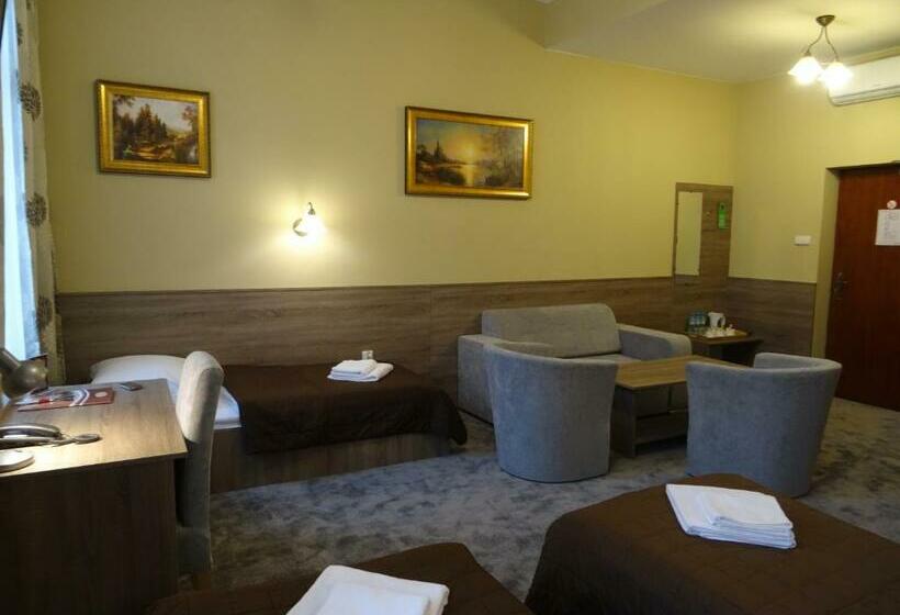 舒适三人间, Maksymilian