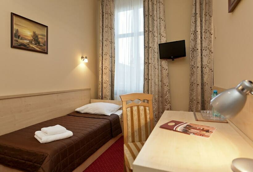 标准单人间, Maksymilian