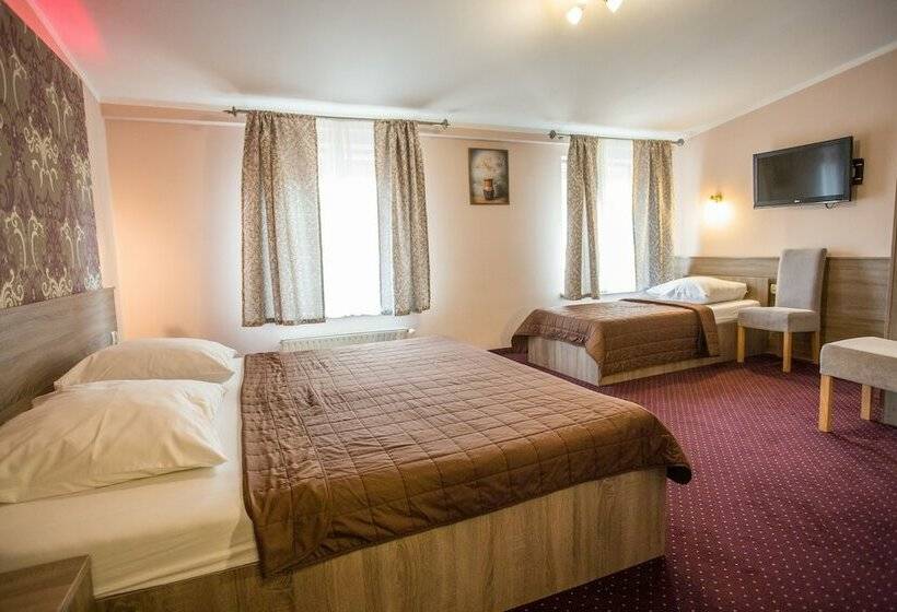 标准三人间, Maksymilian