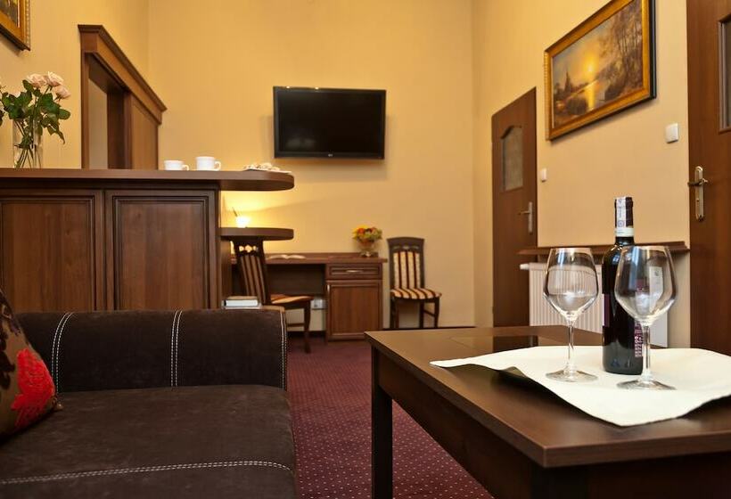 豪华工作室, Maksymilian