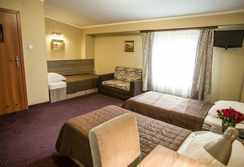 标准三人间, Maksymilian