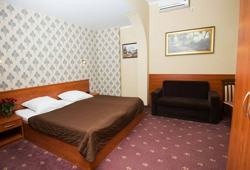 标准间, Maksymilian