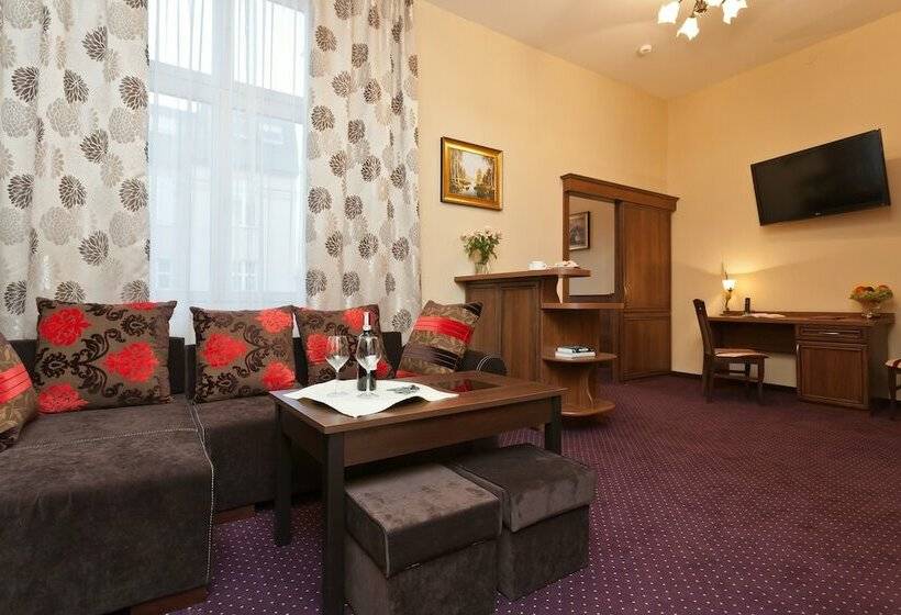 豪华工作室, Maksymilian