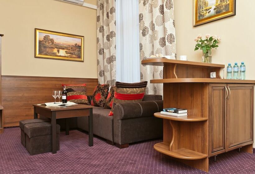 豪华工作室, Maksymilian