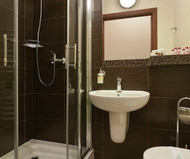 标准三人间, Maksymilian