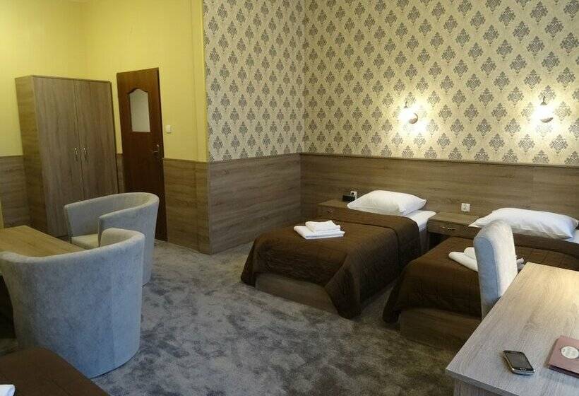 舒适三人间, Maksymilian