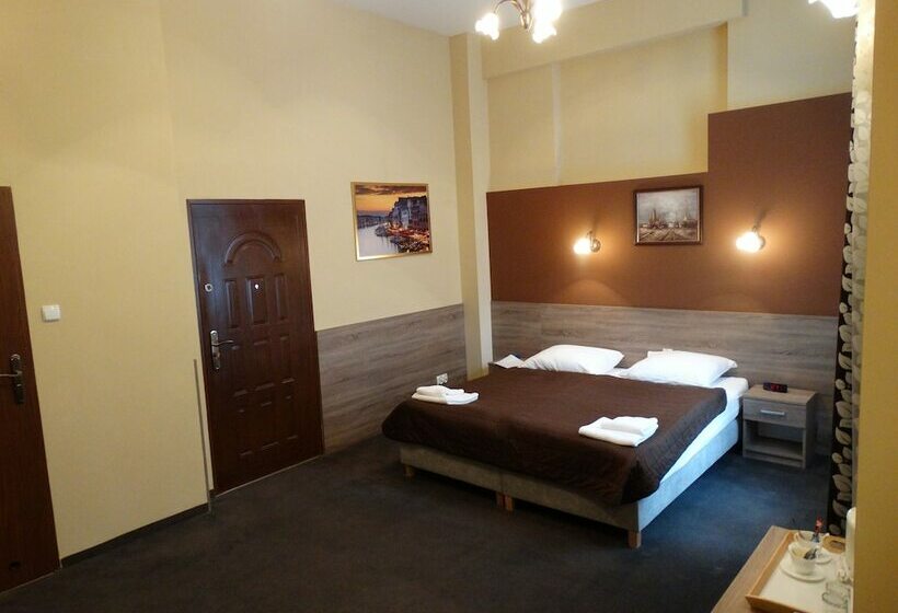 豪华房间, Maksymilian