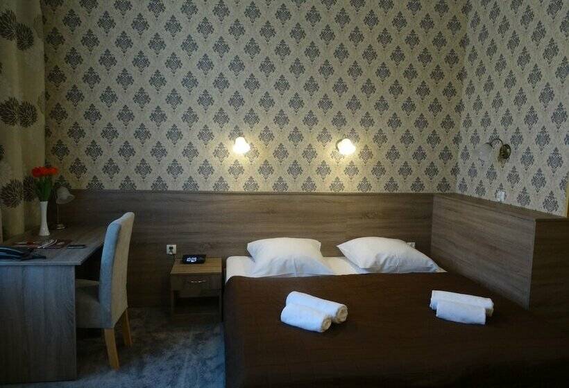 舒适型房间, Maksymilian