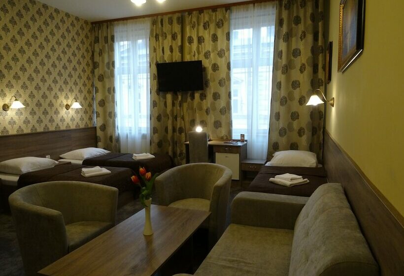 舒适三人间, Maksymilian