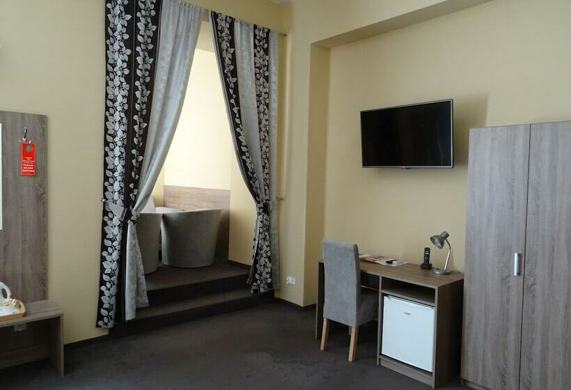 豪华房间, Maksymilian