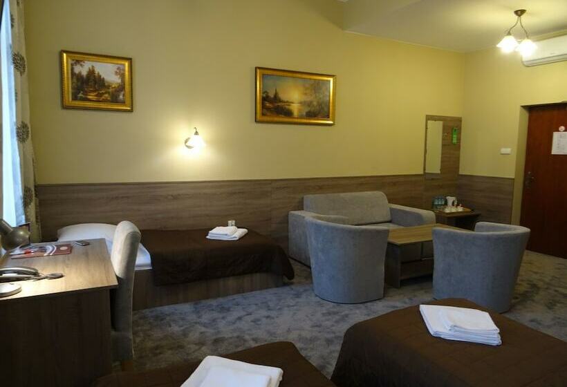 舒适三人间, Maksymilian