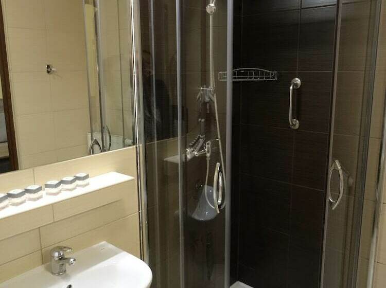 舒适三人间, Maksymilian