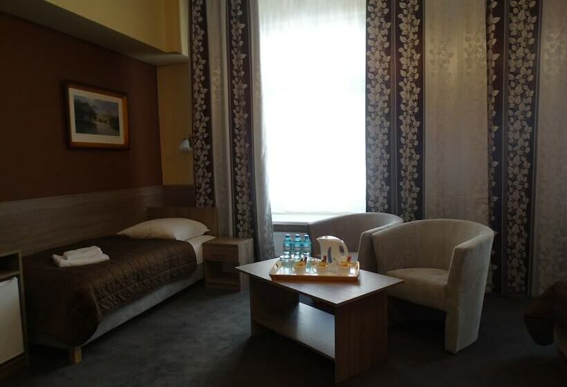 豪华三人间, Maksymilian