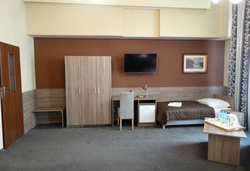 豪华三人间, Maksymilian