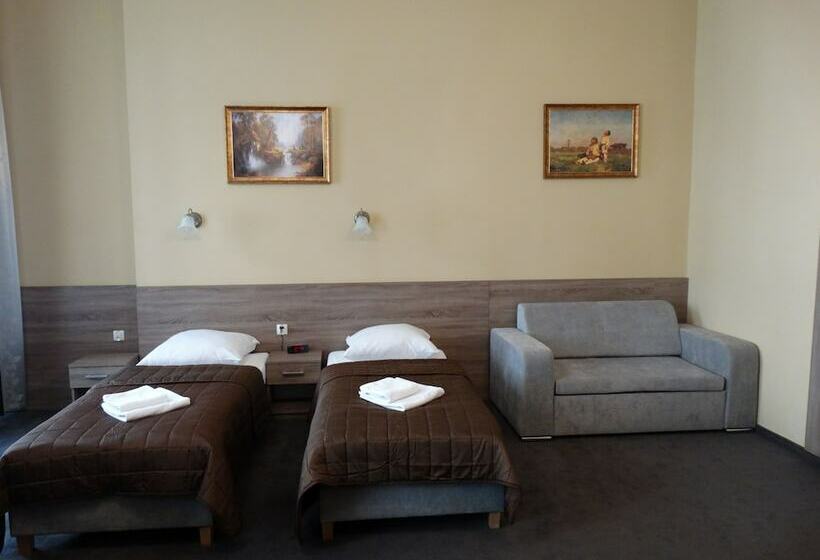 豪华三人间, Maksymilian