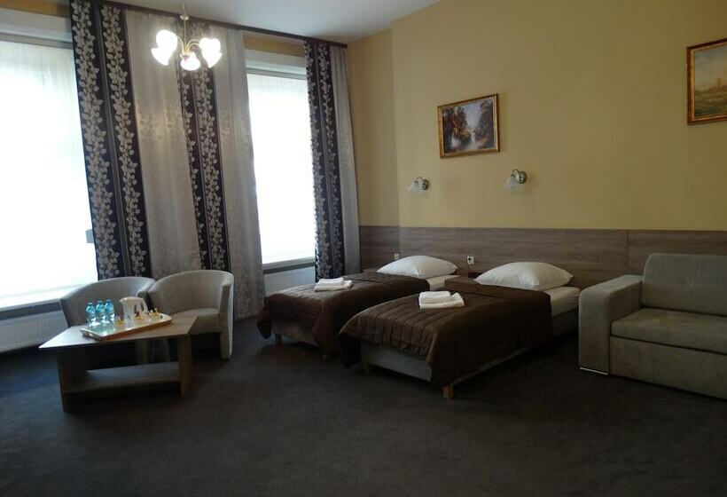 豪华三人间, Maksymilian