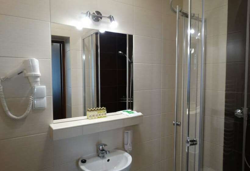 豪华三人间, Maksymilian