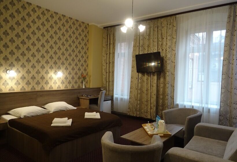 舒适型房间, Maksymilian