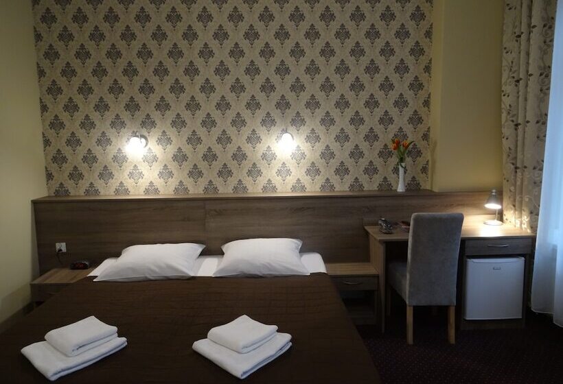 舒适型房间, Maksymilian