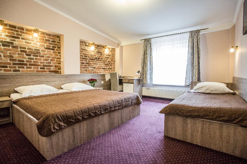 标准三人间, Maksymilian