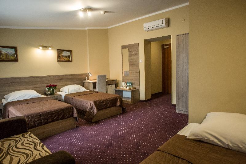 标准三人间, Maksymilian