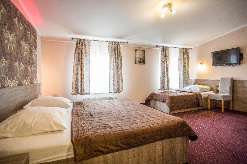 标准三人间, Maksymilian