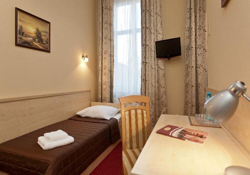 标准单人间, Maksymilian