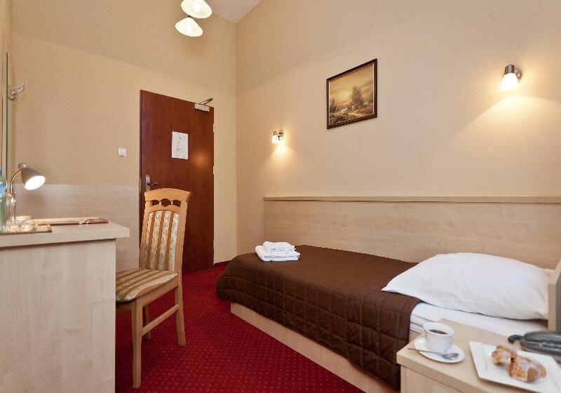 标准单人间, Maksymilian