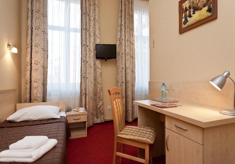 标准单人间, Maksymilian