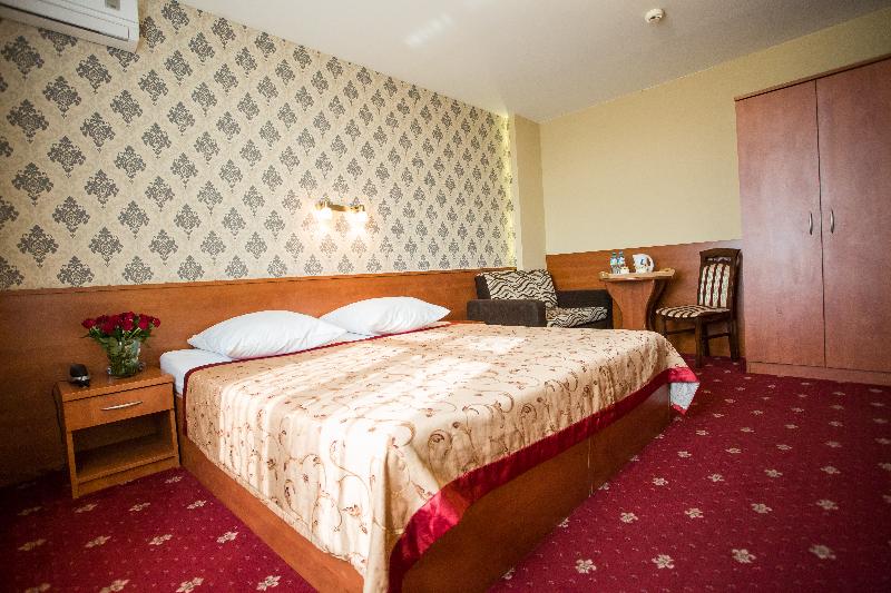 标准间, Maksymilian