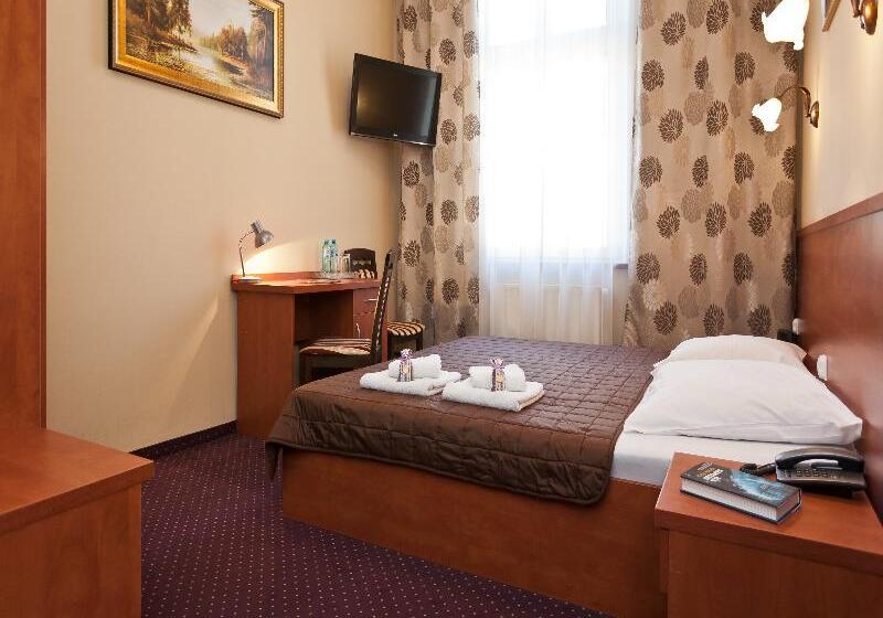 标准间, Maksymilian