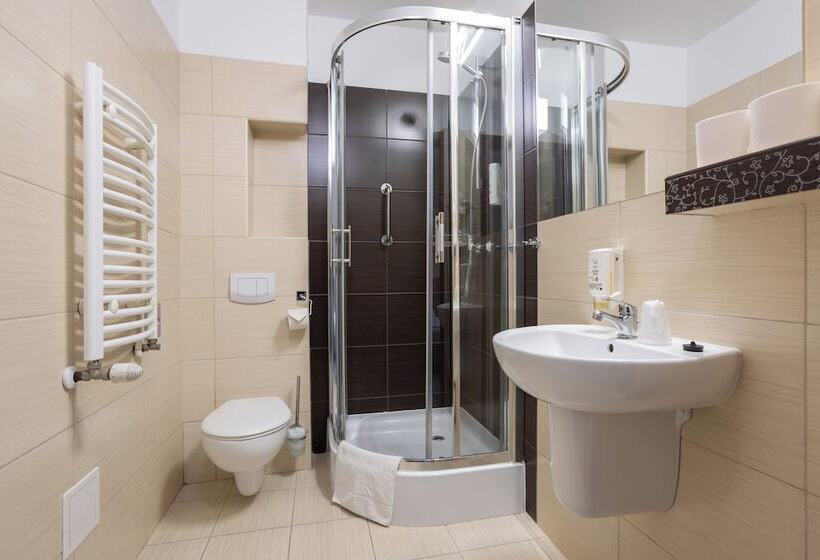 舒适三人间, Maksymilian