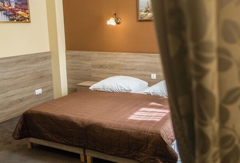 豪华房间, Maksymilian