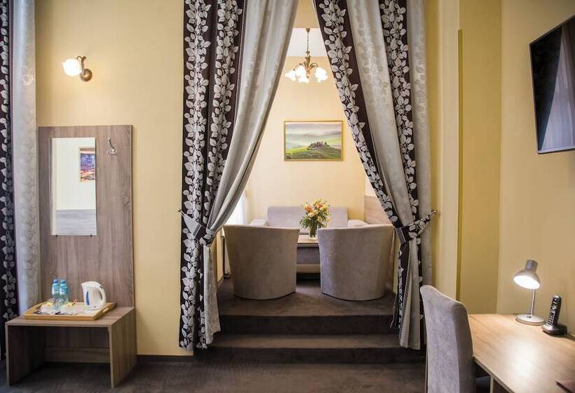 豪华房间, Maksymilian