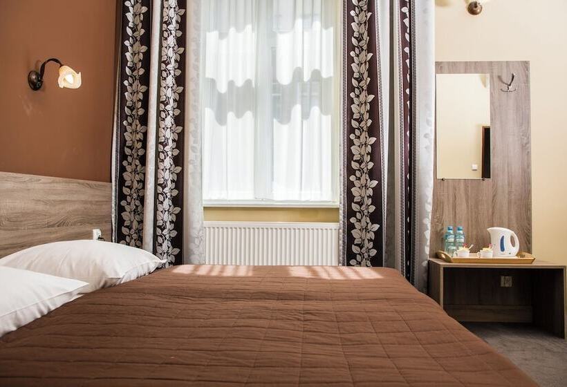 豪华房间, Maksymilian