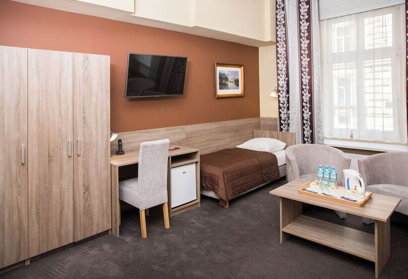 豪华三人间, Maksymilian