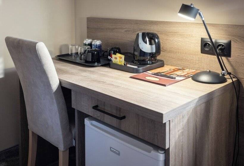 高级单人间, Maksymilian