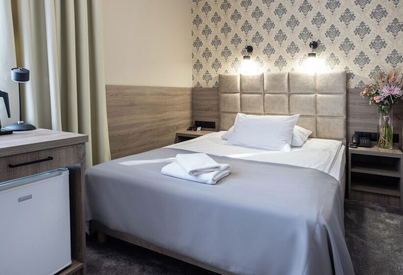 高级单人间, Maksymilian