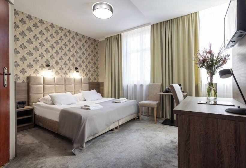 高级大房间, Maksymilian