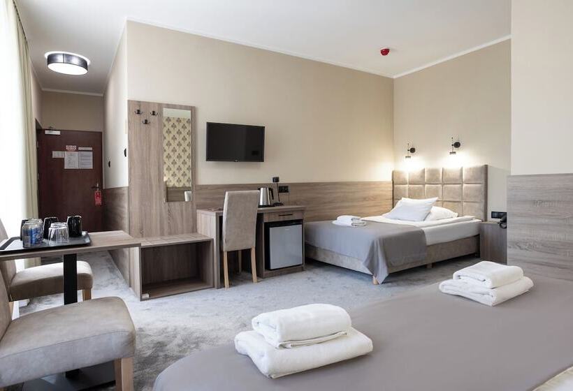 高级三人间, Maksymilian