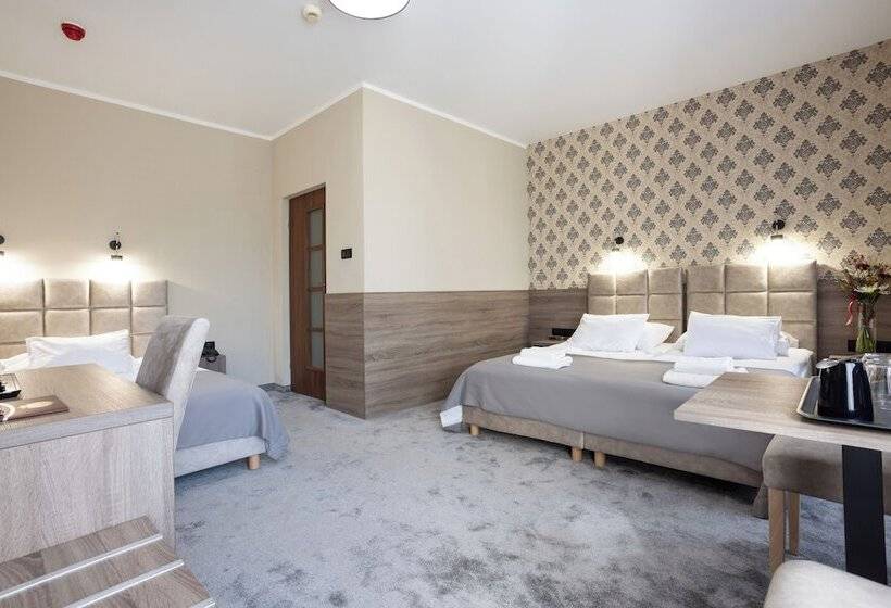 高级三人间, Maksymilian