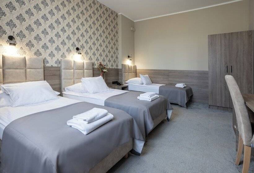 高级三人间, Maksymilian