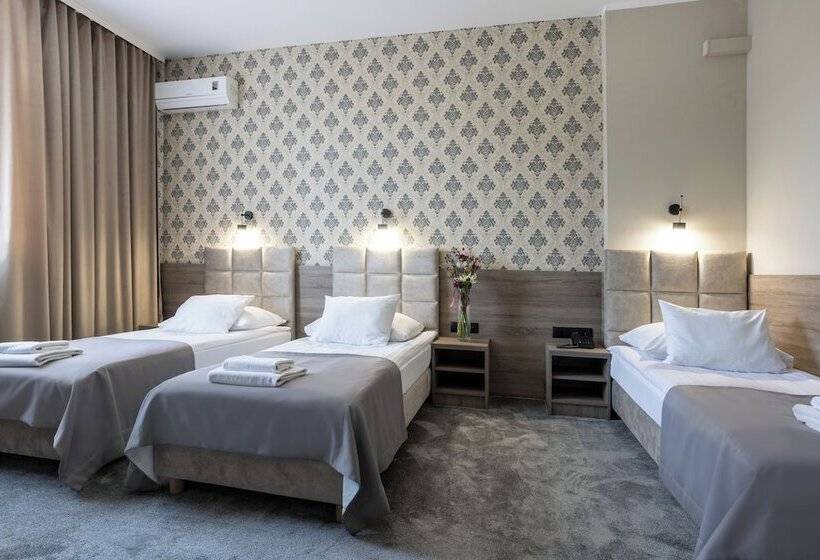 高级三人间, Maksymilian