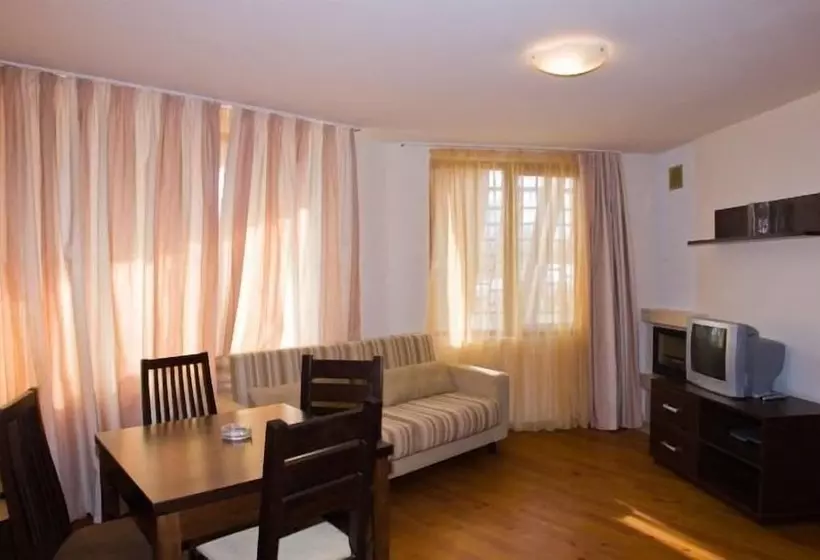 Villa 2 Makuuhuonetta, Redenka Holiday Club
