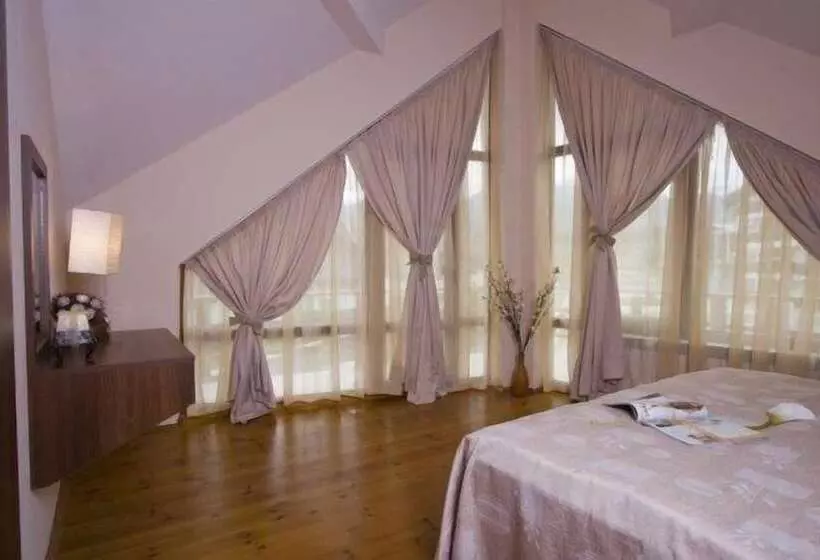 Villa 3 Makuuhuonetta, Redenka Holiday Club
