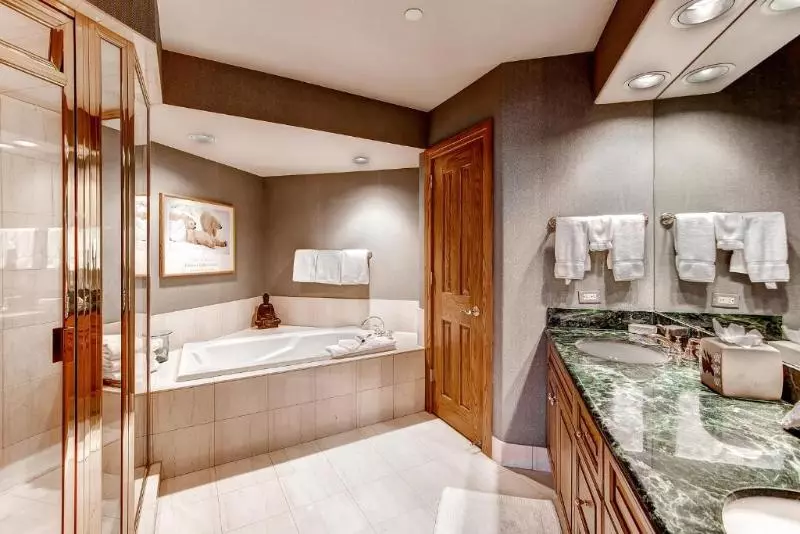 ２ベッドルームアパートメント, St. James Place