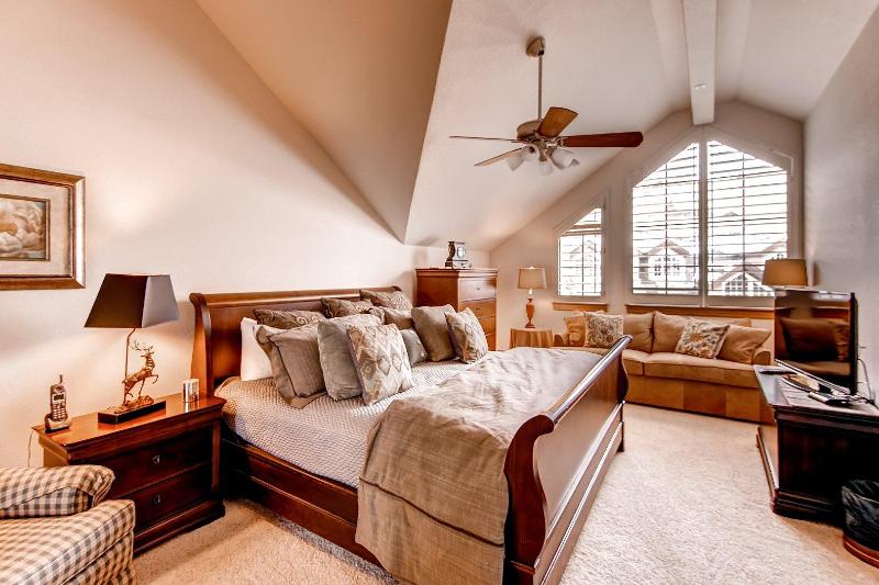 침실 3개 아파트, St. James Place