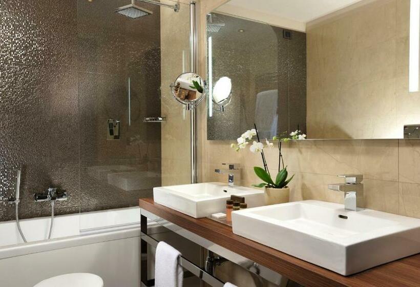 اتاق سوپریور, Uptown Palace