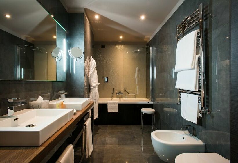 سوییت جونیور, Uptown Palace