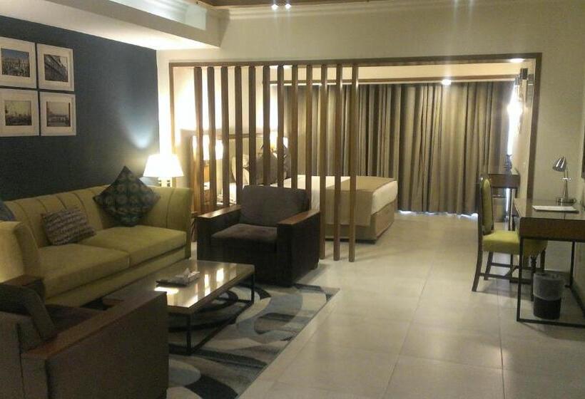 سوییت جونیور, Regent Plaza Hotel & Convention Centre
